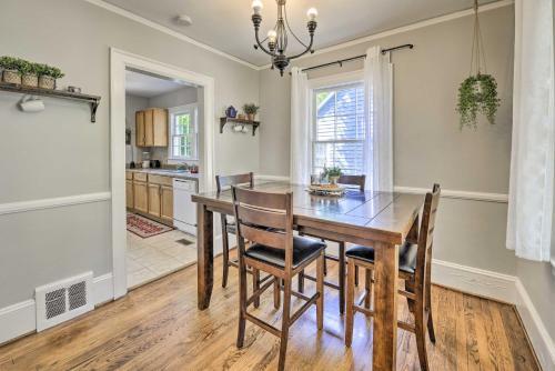 Charming Cottage With Yard Less Than 2 Mi To Downtown!