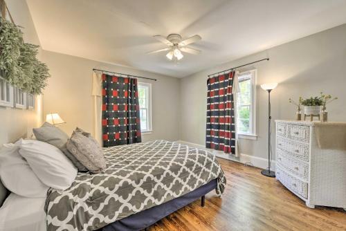 Charming Cottage With Yard Less Than 2 Mi To Downtown!