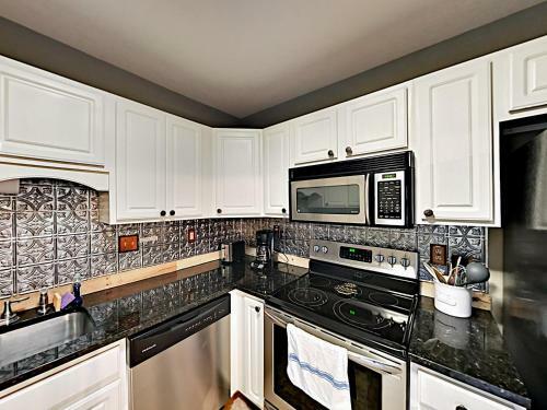 Updated Home - Near Area Breweries, Shops & Dining Home