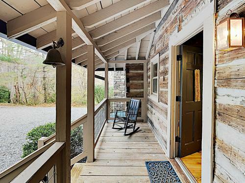 New Listing! Updated Cabin With Hot Tub On 2 Acres Cabin