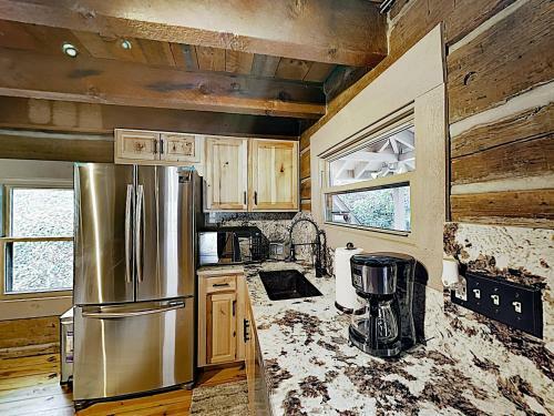 New Listing! Updated Cabin With Hot Tub On 2 Acres Cabin