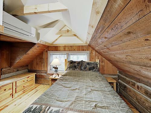 New Listing! Updated Cabin With Hot Tub On 2 Acres Cabin