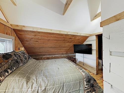 New Listing! Updated Cabin With Hot Tub On 2 Acres Cabin