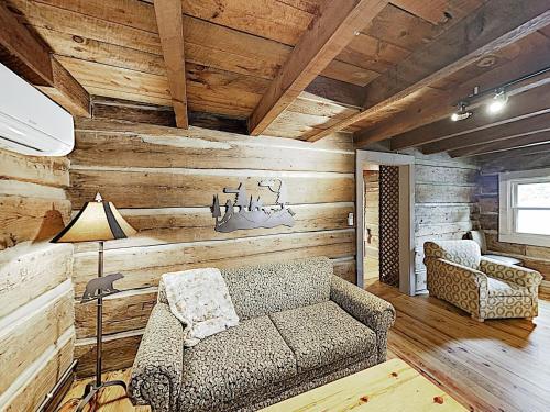New Listing! Updated Cabin With Hot Tub On 2 Acres Cabin