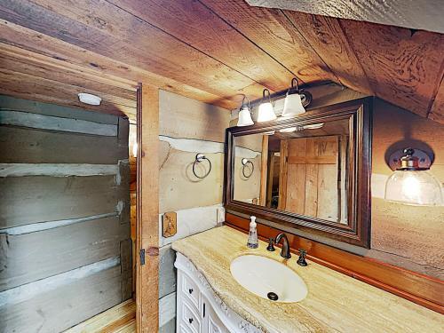 New Listing! Updated Cabin With Hot Tub On 2 Acres Cabin
