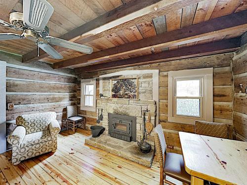 New Listing! Updated Cabin With Hot Tub On 2 Acres Cabin
