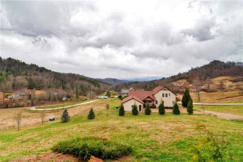 Buck Mountain Escape With 2 Decks And Smoky Mtn View