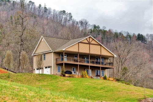 Buck Mountain Escape With 2 Decks And Smoky Mtn View