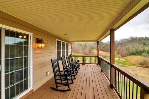 Buck Mountain Escape With 2 Decks And Smoky Mtn View