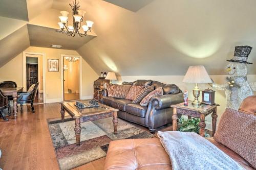 Upscale Mountain Home With View, 10 Mi To Dwtn!