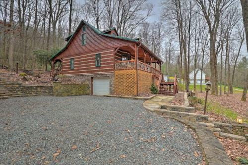 Gorgeous Log Cabin With Decks And Fireplaces!