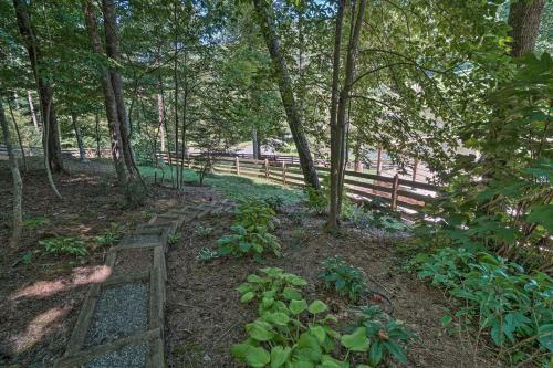 Lavish Cabin With Deck, Game Room And Mtn Views!