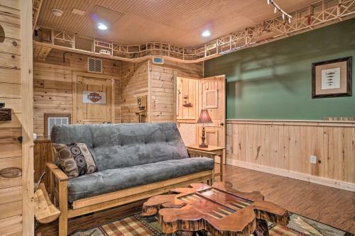 Lavish Cabin With Deck, Game Room And Mtn Views!