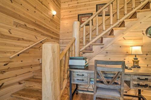 Lavish Cabin With Deck, Game Room And Mtn Views!