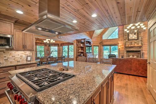 Lavish Cabin With Deck, Game Room And Mtn Views!