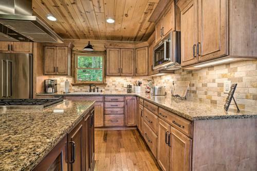 Lavish Cabin With Deck, Game Room And Mtn Views!