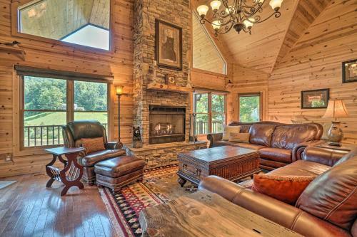 Lavish Cabin With Deck, Game Room And Mtn Views!