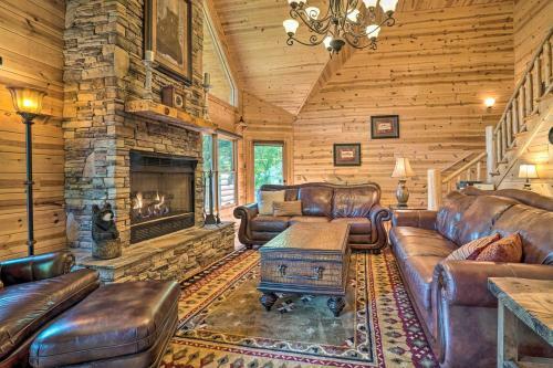 Lavish Cabin With Deck, Game Room And Mtn Views!