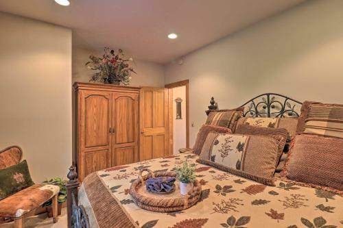 Quiet Forest Hideaway With Deck And Near Hiking!