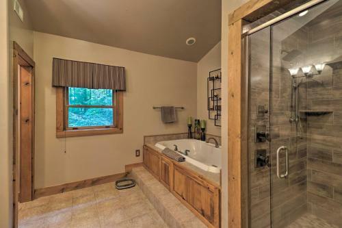 Quiet Forest Hideaway With Deck And Near Hiking!
