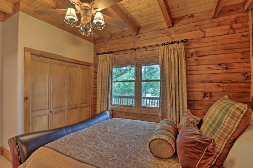 Quiet Forest Hideaway With Deck And Near Hiking!