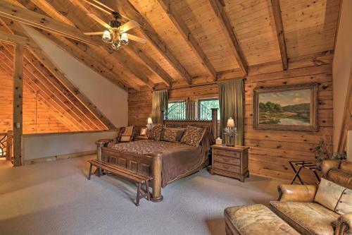 Quiet Forest Hideaway With Deck And Near Hiking!
