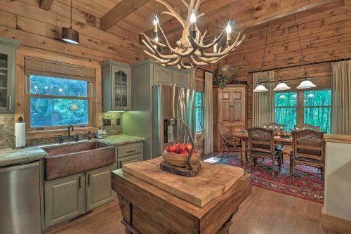 Quiet Forest Hideaway With Deck And Near Hiking!