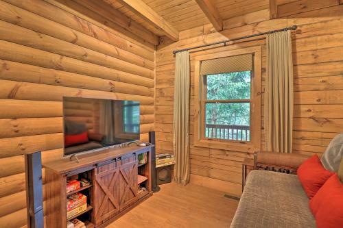 Quiet Forest Hideaway With Deck And Near Hiking!