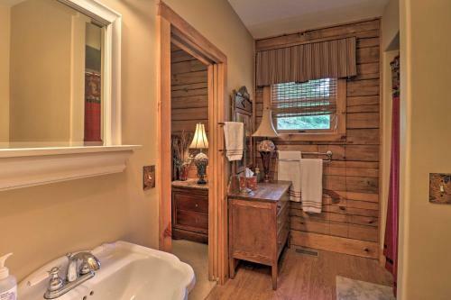 Quiet Forest Hideaway With Deck And Near Hiking!