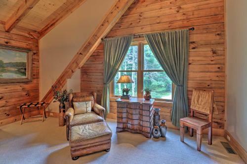 Quiet Forest Hideaway With Deck And Near Hiking!