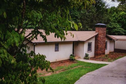 The Bear Den Chatuge Awesome Waterfront Sleeps 13