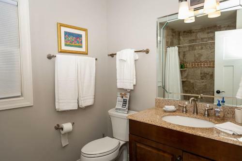 The Bear Den Chatuge Awesome Waterfront Sleeps 13