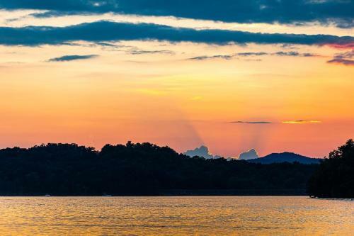 The Bear Den Chatuge Awesome Waterfront Sleeps 13