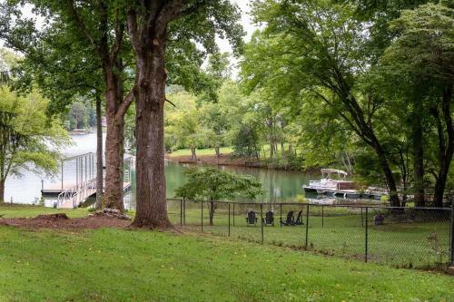 The Bear Den Chatuge Awesome Waterfront Sleeps 13
