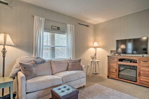 Welcoming Cabin Less Than 10 Miles From Hayesville!