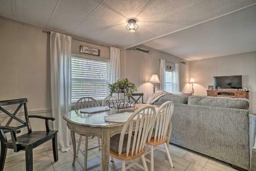 Welcoming Cabin Less Than 10 Miles From Hayesville!