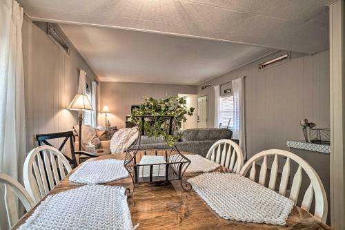 Welcoming Cabin Less Than 10 Miles From Hayesville!