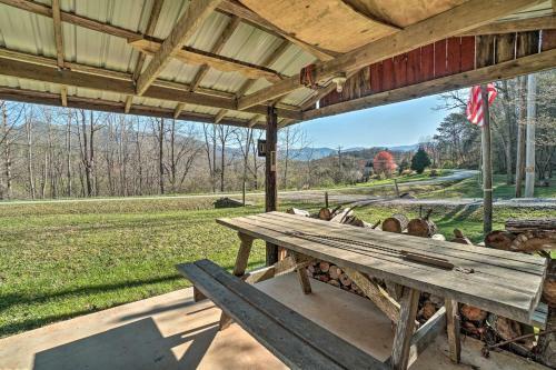 Welcoming Cabin Less Than 10 Miles From Hayesville!