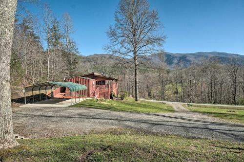 Welcoming Cabin Less Than 10 Miles From Hayesville!