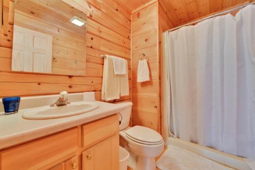 Rustic Hendersonville Cabin With Large Deck And Grill!