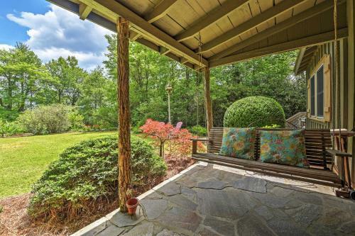 Charming Cottage With Deck - 1 5 Mi To Downtown