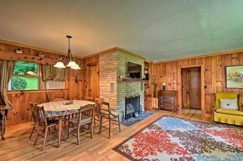 Rolling Acres Highlands Cabin With Fire Pit!
