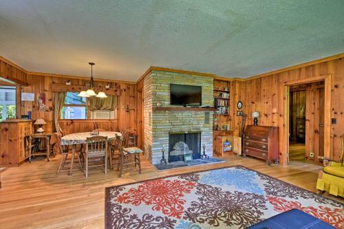 Rolling Acres Highlands Cabin With Fire Pit!