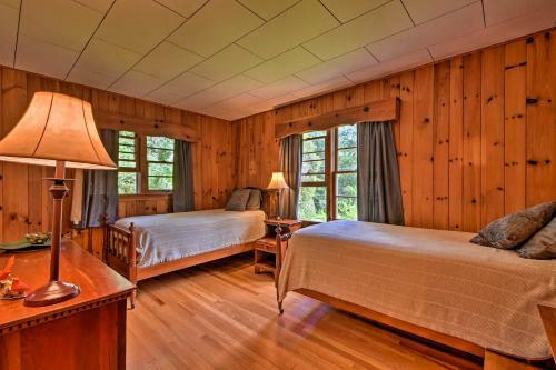 Rolling Acres Highlands Cabin With Fire Pit!
