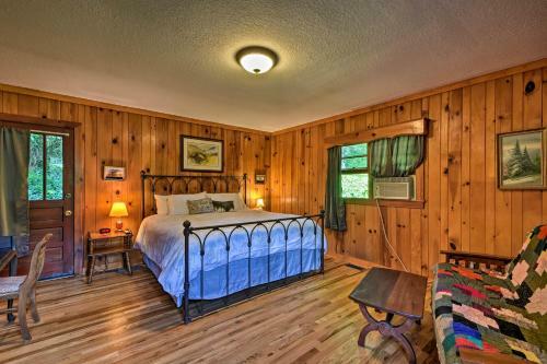 Rolling Acres Highlands Cabin With Fire Pit!
