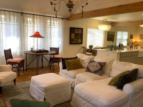 Lower Lake Cottage