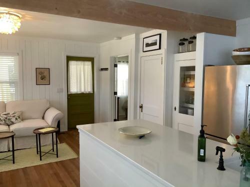Lower Lake Cottage