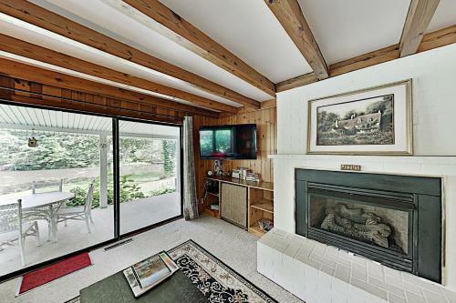 Private Getaway On Pond With Hot Tub & Fireplace Home