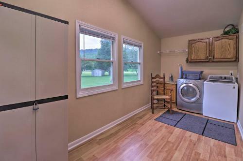Quiet Home With Fire Pit And Bbq, 5 Mi To Downtown