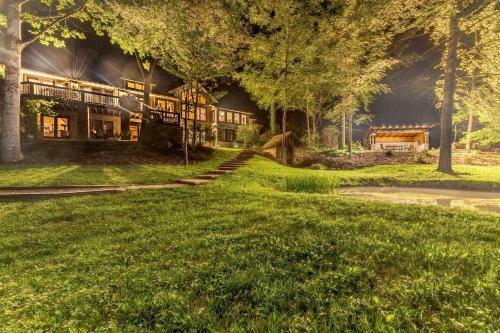 Tree House - Studio On 20 Acres - Mile-long Trail Cottage